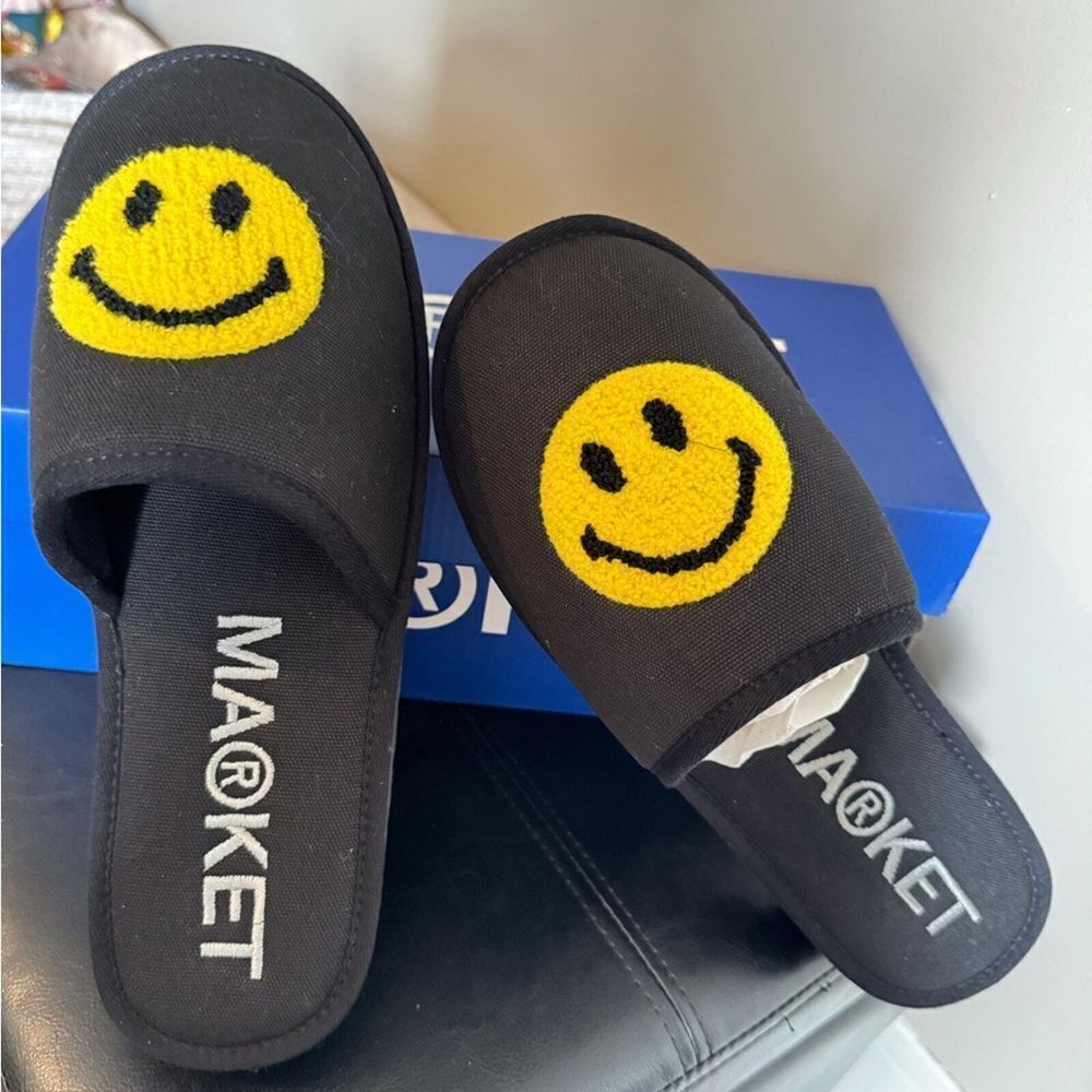 New‎ Market Smiley Upside Down Hotel Slippers. Size 10